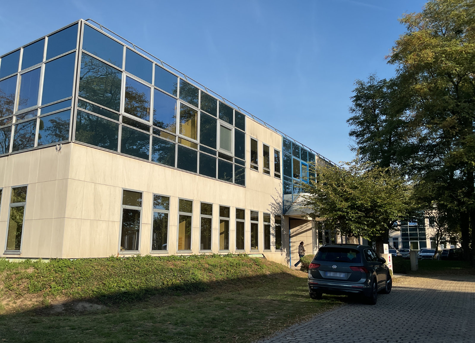 Bâtiment tertiaire moderne avec façade vitrée, objet d’un audit technique en ingénierie du bâtiment