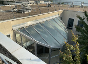 Verrière de toiture sur bâtiment tertiaire avec structure vitrée, élément analysé lors d’un audit technique du bâtiment