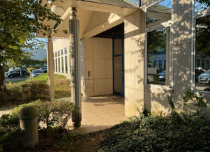Entrée de bâtiment tertiaire avec auvent et façade, inspection dans le cadre d’un audit technique du bâtiment