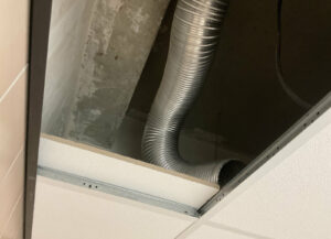 Réseau de ventilation en faux plafond avec gaine technique, diagnostic des équipements en audit technique du bâtiment