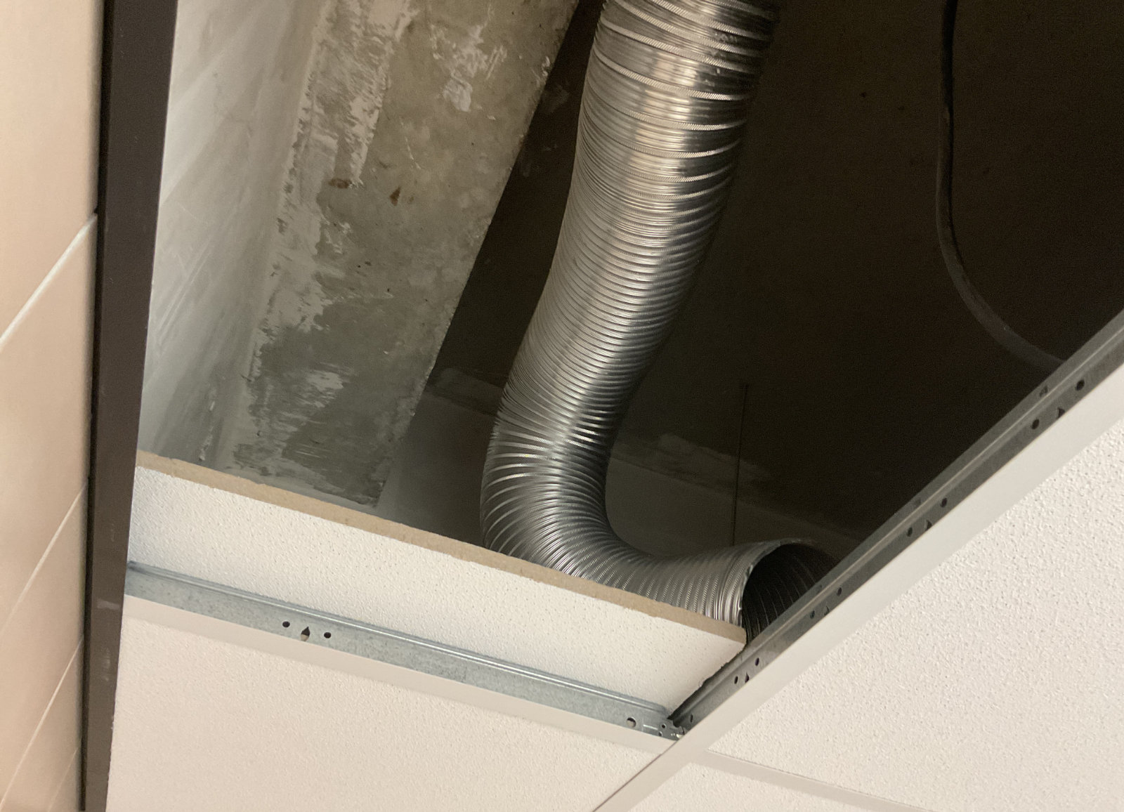 Réseau de ventilation en faux plafond avec gaine technique, diagnostic des équipements en audit technique du bâtiment