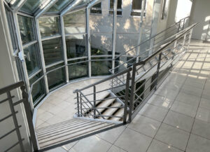 Escalier intérieur avec verrière et circulation verticale, analyse des aménagements lors d’un audit technique du bâtiment