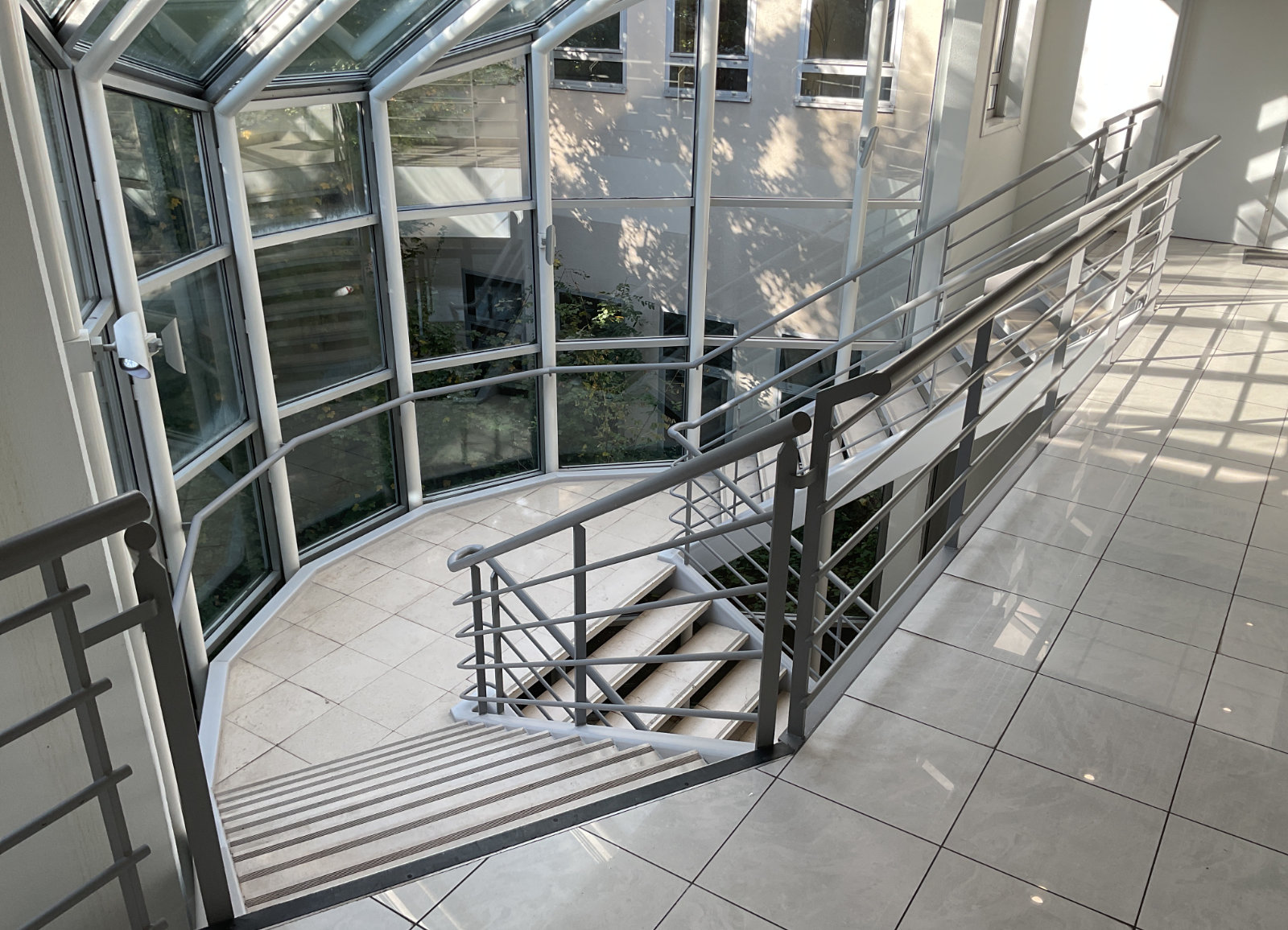 Escalier intérieur avec verrière et circulation verticale, analyse des aménagements lors d’un audit technique du bâtiment