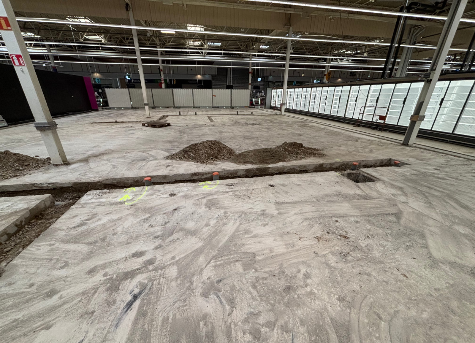 Travaux de reprise de dalle avec tranchées techniques en grande surface, intervention en ingénierie du bâtiment