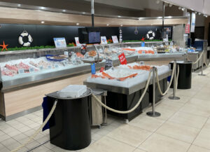 Rénovation du rayon poissonnerie avec étals réfrigérés dans le magasin Carrefour Mundolsheim