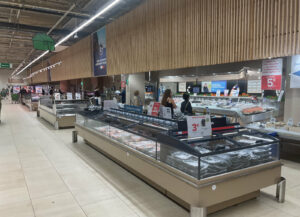 Rayon poissonnerie et produits frais avec vitrines réfrigérées, implantation commerciale en supermarché