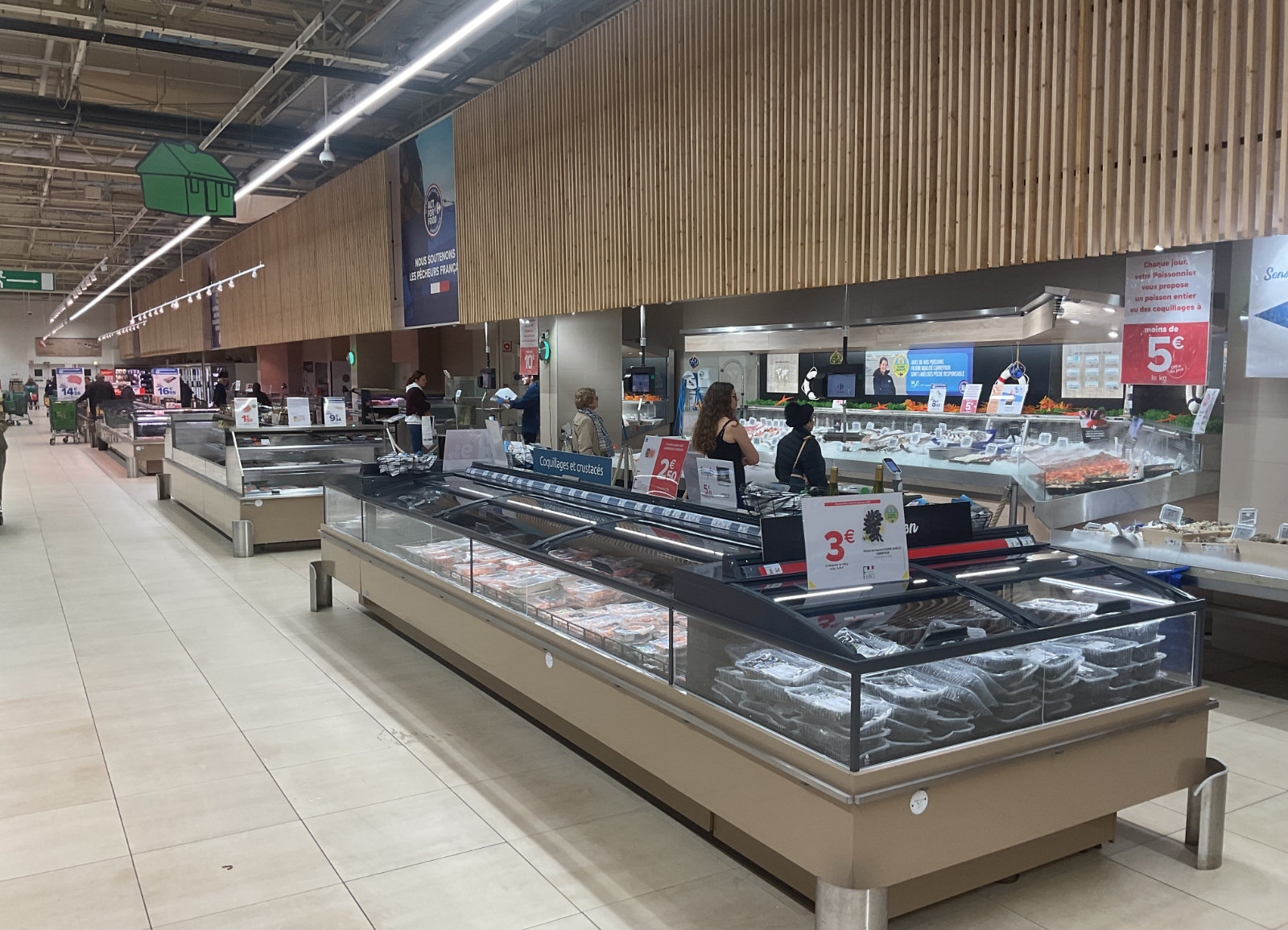 Rayon poissonnerie et produits frais avec vitrines réfrigérées, implantation commerciale en supermarché
