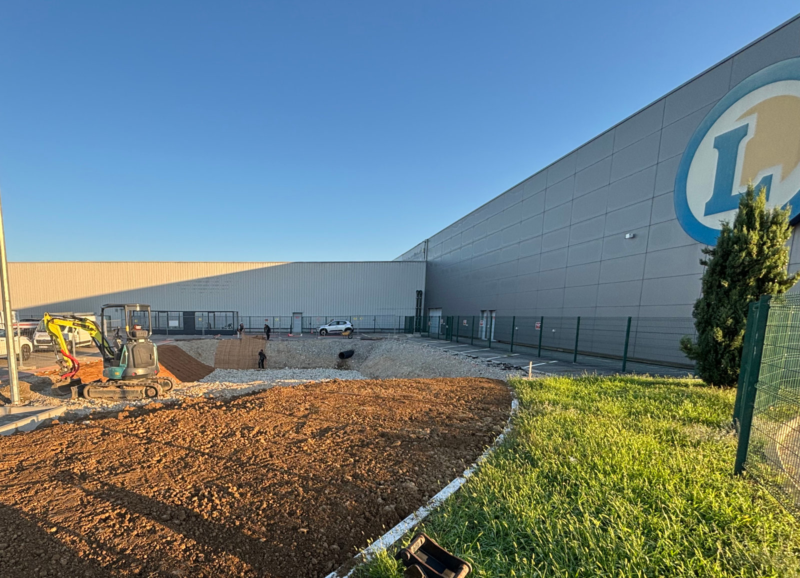 Travaux de terrassement pour mise en conformité des réseaux d’eaux pluviales sur le site Dromedis