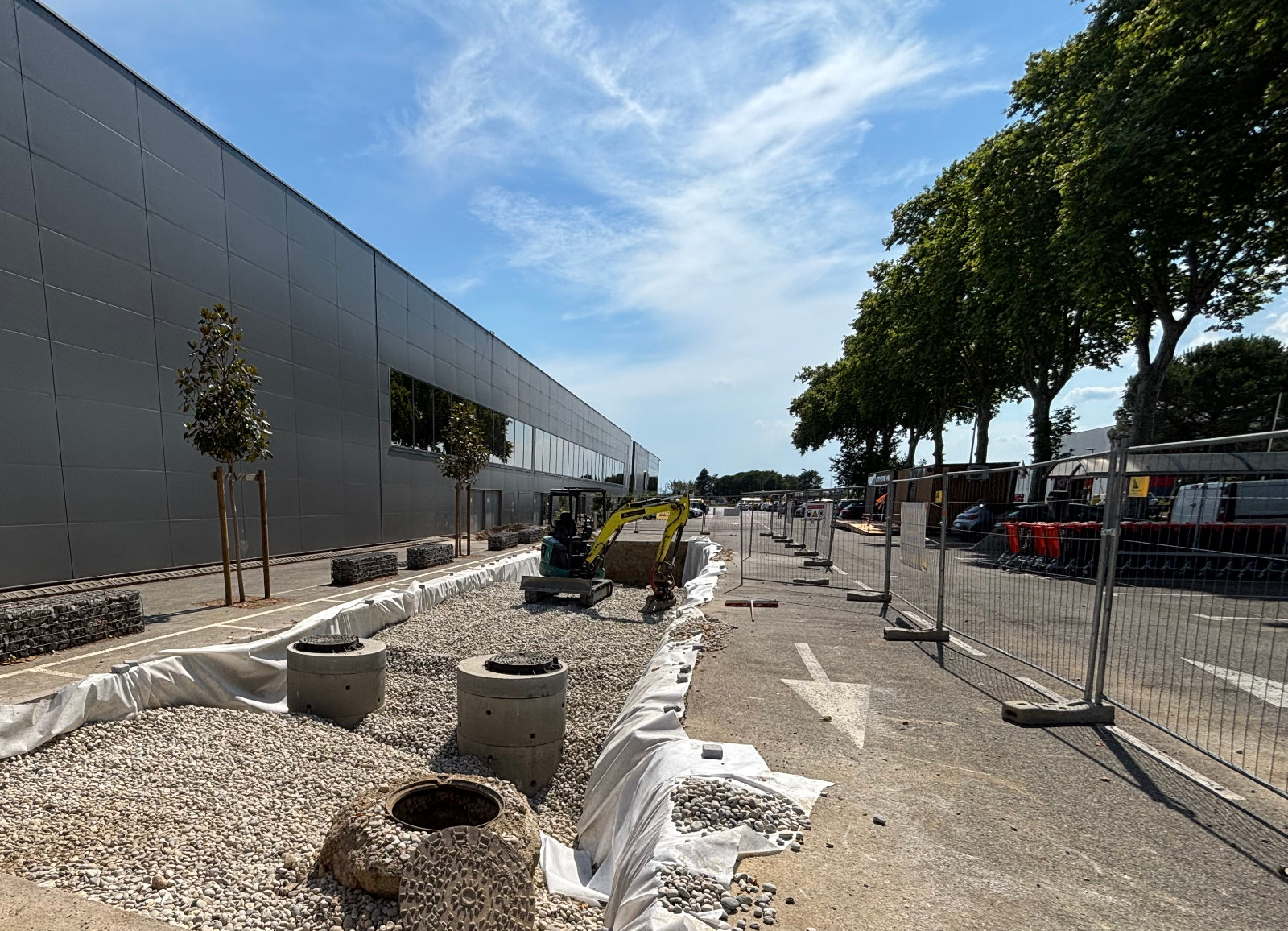 Bassin d’infiltration en cours de réalisation pour gestion des eaux pluviales Dromedis