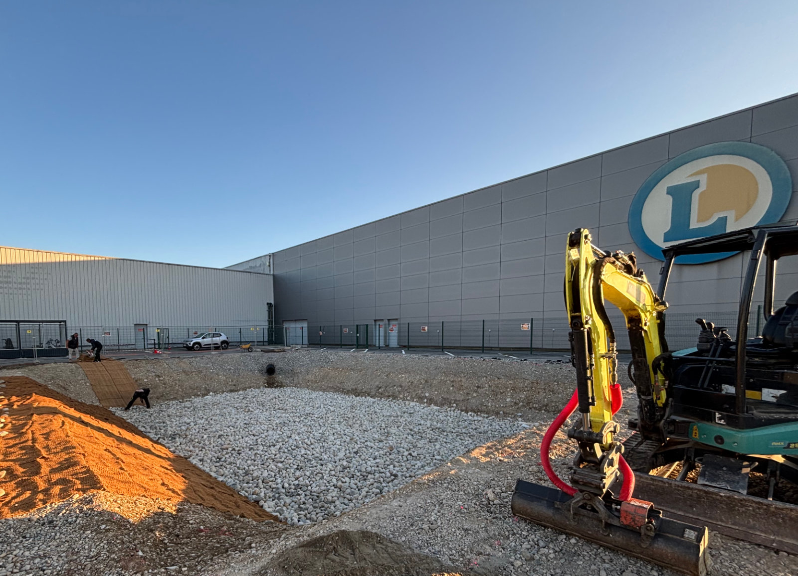 Bassin d’infiltration en cours de réalisation pour gestion des eaux pluviales Dromedis