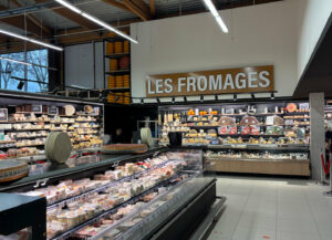 Aménagement du rayon fromagerie avec vitrines réfrigérées dans le magasin E.Leclerc Saint-Paul-lès-Romans