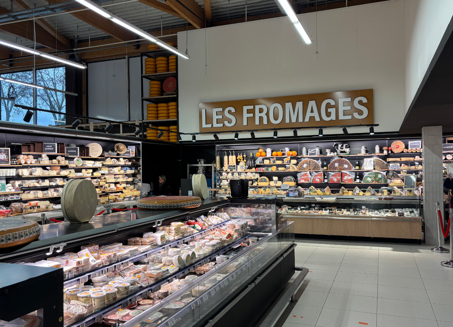 Aménagement du rayon fromagerie avec vitrines réfrigérées dans le magasin E.Leclerc Saint-Paul-lès-Romans