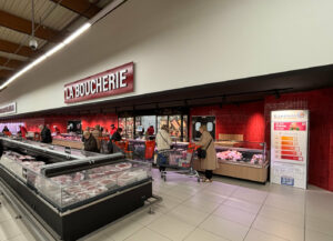 Rayon boucherie en grande surface avec vitrines réfrigérées et aménagement commercial moderne