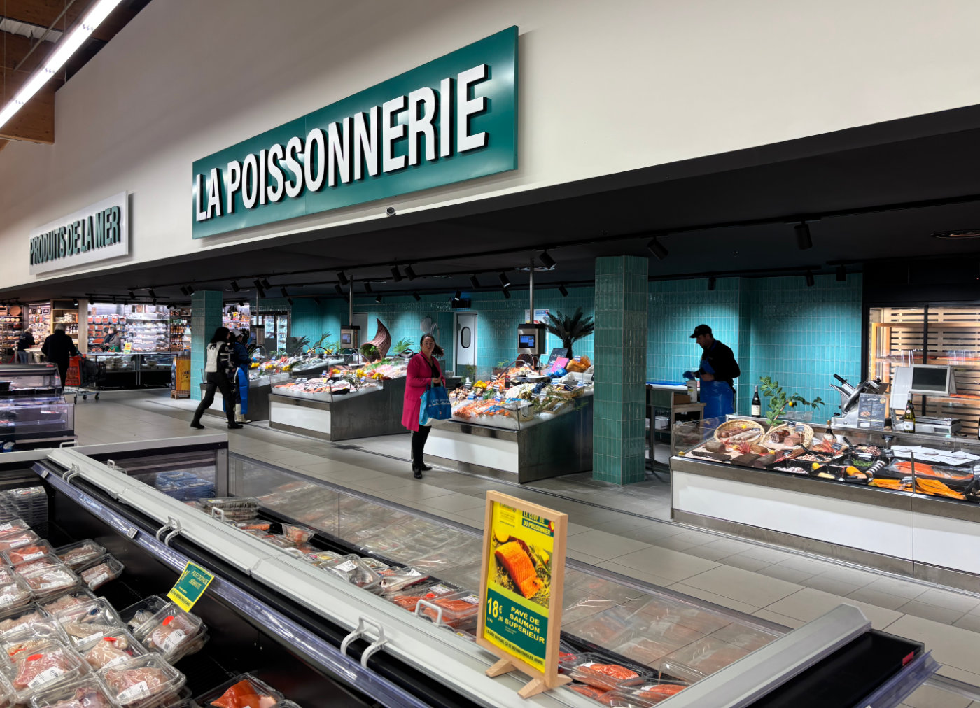 Rayon poissonnerie en grande surface avec étal frais et aménagement commercial optimisé