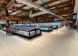 Installation de meubles frigorifiques pour le rayon surgelés en grande surface E.Leclerc Saint-Paul-lès-Romans