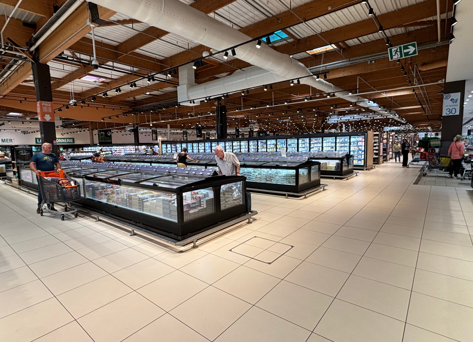 Installation de meubles frigorifiques pour le rayon surgelés en grande surface E.Leclerc Saint-Paul-lès-Romans