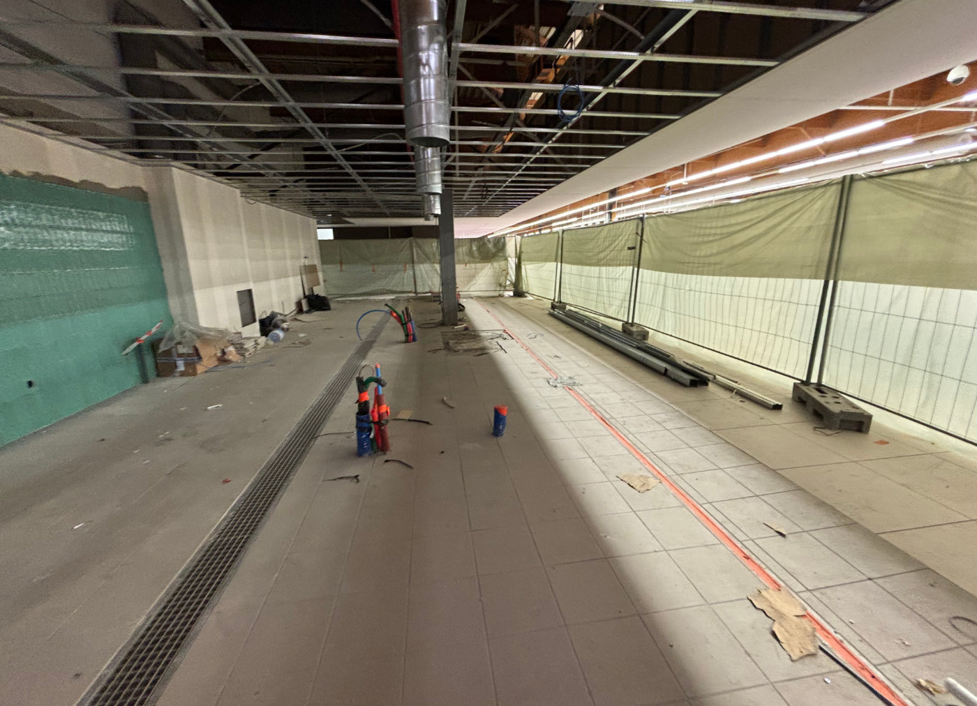 Travaux de réseaux techniques en sol avec évacuations et gaines, aménagement intérieur en grande surface