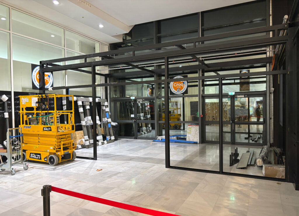 Création de cellule commerciale avec structure métallique et menuiseries vitrées en centre commercial
