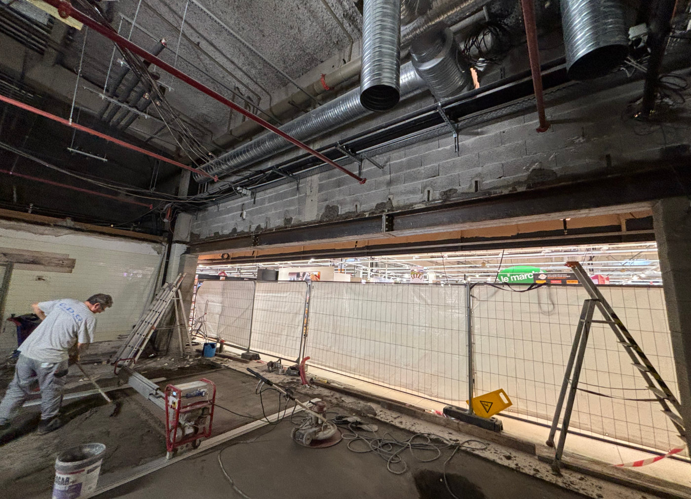 Travaux de rénovation en cours dans le magasin Cora Amphion, ouverture de mur et intervention technique en grande surface
