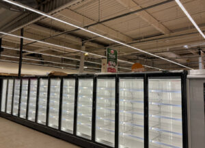 Vitrines réfrigérées installées dans l’espace traiteur du Cora Amphion après travaux de remodeling