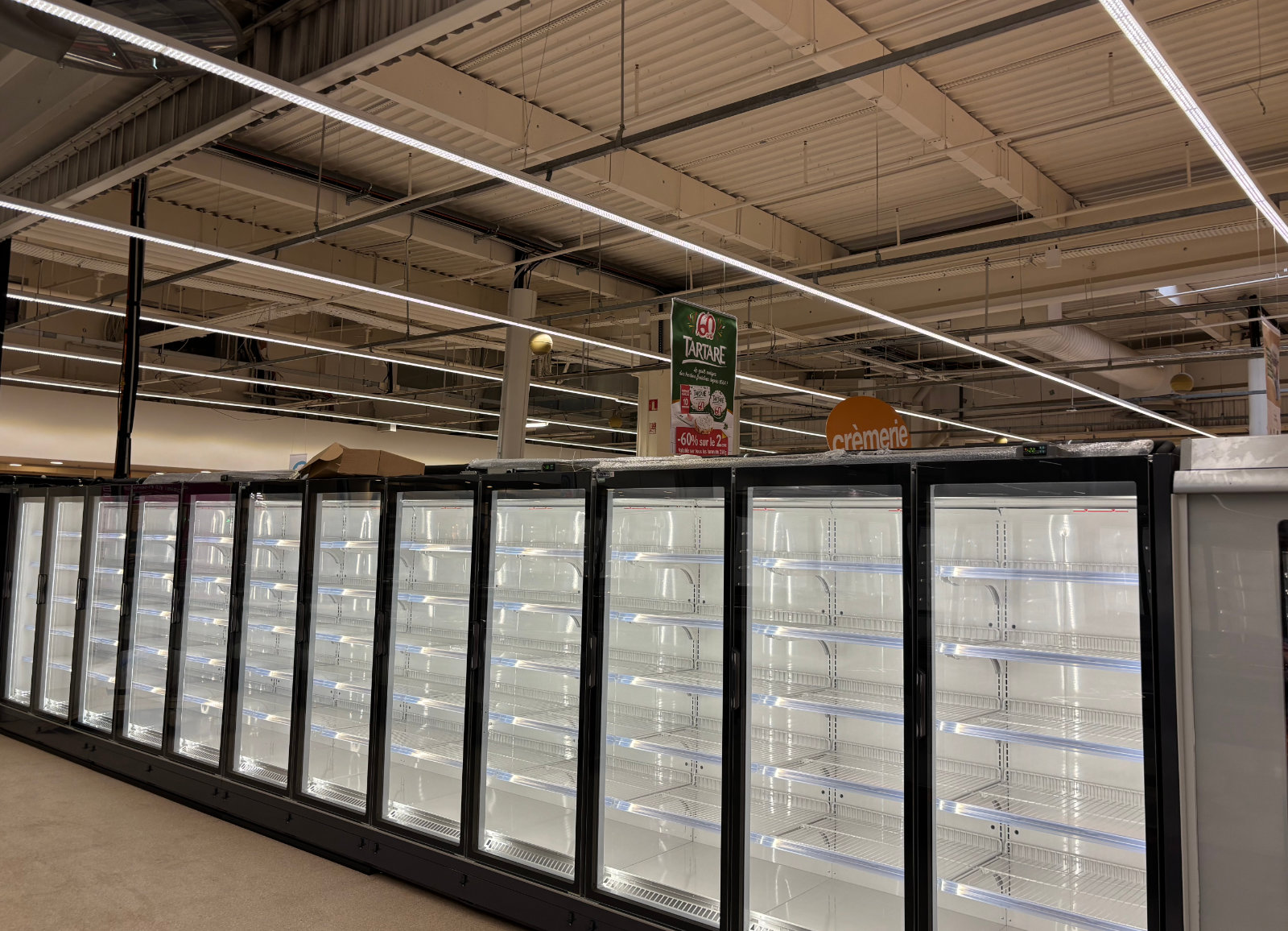 Vitrines réfrigérées installées dans l’espace traiteur du Cora Amphion après travaux de remodeling