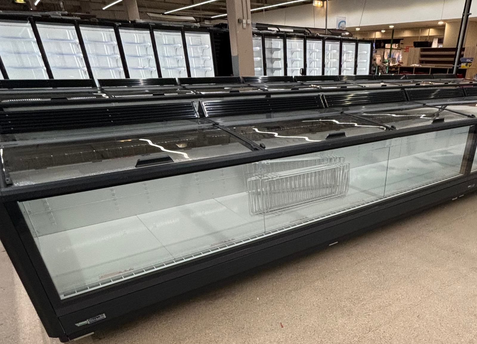 Îlot réfrigéré traiteur rénové dans le magasin Cora Amphion avec nouveaux équipements frigorifiques