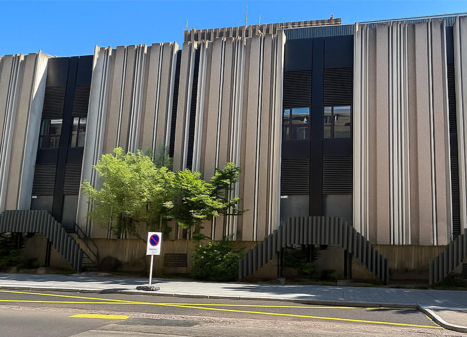 Façade de bâtiment tertiaire avec habillage vertical et conception architecturale contemporaine, projet d’ingénierie du bâtiment