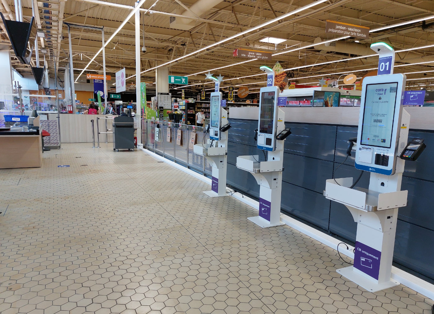 Bornes de paiement libre-service concept Venturi du groupe Cora, zone de self-checkout moderne en grande surface