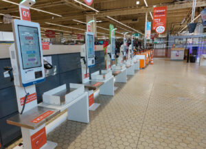 Caisses automatiques Cora avec système Venturi, parcours client optimisé en libre-service dans un supermarché