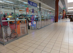 Entrée des caisses avec portiques et éclairage LED du concept Venturi du groupe Cora, gestion des flux clients