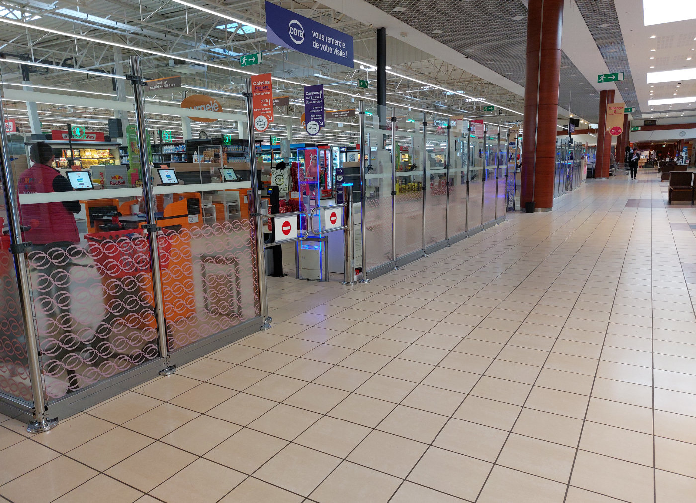 Entrée des caisses avec portiques et éclairage LED du concept Venturi du groupe Cora, gestion des flux clients