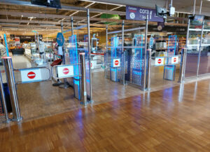 Portiques de sortie sécurisés concept Venturi Cora avec contrôle d’accès et parcours client fluide en magasin